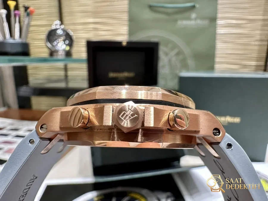 Audemars Piguet Kadın 37 mm - Ünlü Wang Ziwen ile Aynı Model - Royal Oak Offshore Serisi Kronograf Saat - Arka Kapak ve Mekanizma Detayı