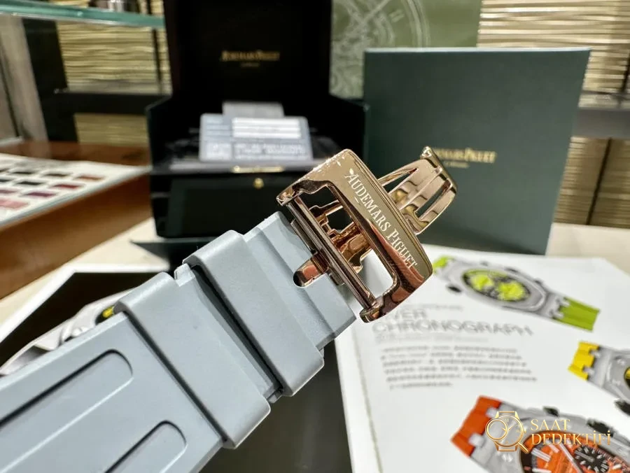 Audemars Piguet Kadın 37 mm - Ünlü Wang Ziwen ile Aynı Model - Royal Oak Offshore Serisi Kronograf Saat - Klips Kilidi ve Lazer Damgalar