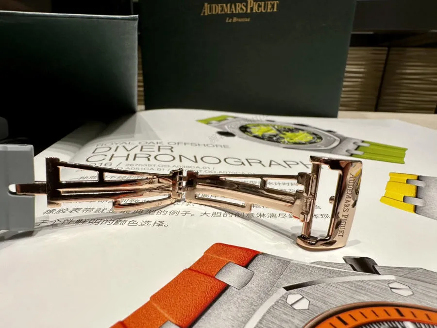 Audemars Piguet Kadın 37 mm - Ünlü Wang Ziwen ile Aynı Model - Royal Oak Offshore Serisi Kronograf Saat - Fosfor ve Super-LumiNova Gece Görünümü