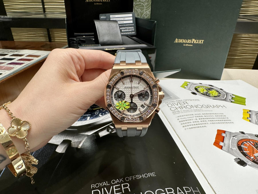 Audemars Piguet Kadın 37 mm - Ünlü Wang Ziwen ile Aynı Model - Royal Oak Offshore Serisi Kronograf Saat — 10. fotoğraf