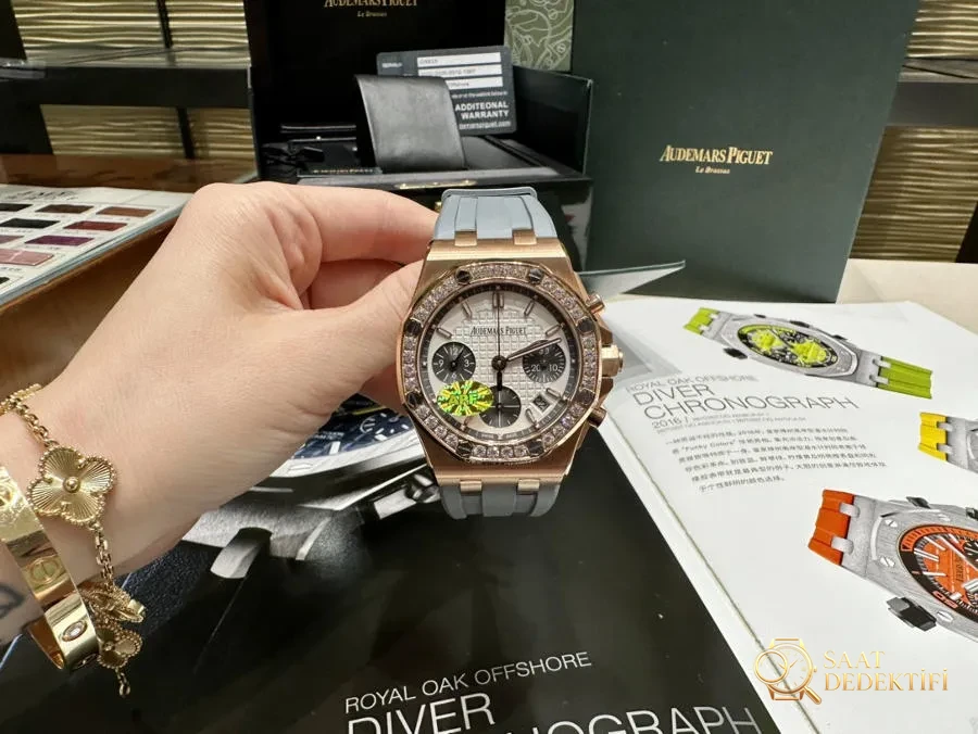 Audemars Piguet Kadın 37 mm - Ünlü Wang Ziwen ile Aynı Model - Royal Oak Offshore Serisi Kronograf Saat - Mekanizma Zemberek ve Balans Detayı