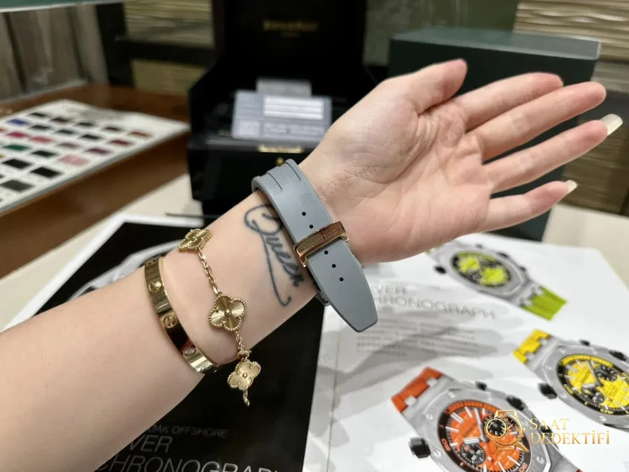 Audemars Piguet Kadın 37 mm - Ünlü Wang Ziwen ile Aynı Model - Royal Oak Offshore Serisi Kronograf Saat - Yan Profil ve Kordon Bağlantısı