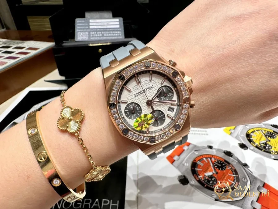 Audemars Piguet Kadın 37 mm - Ünlü Wang Ziwen ile Aynı Model - Royal Oak Offshore Serisi Kronograf Saat - Genel Açı ve Estetik Duruş