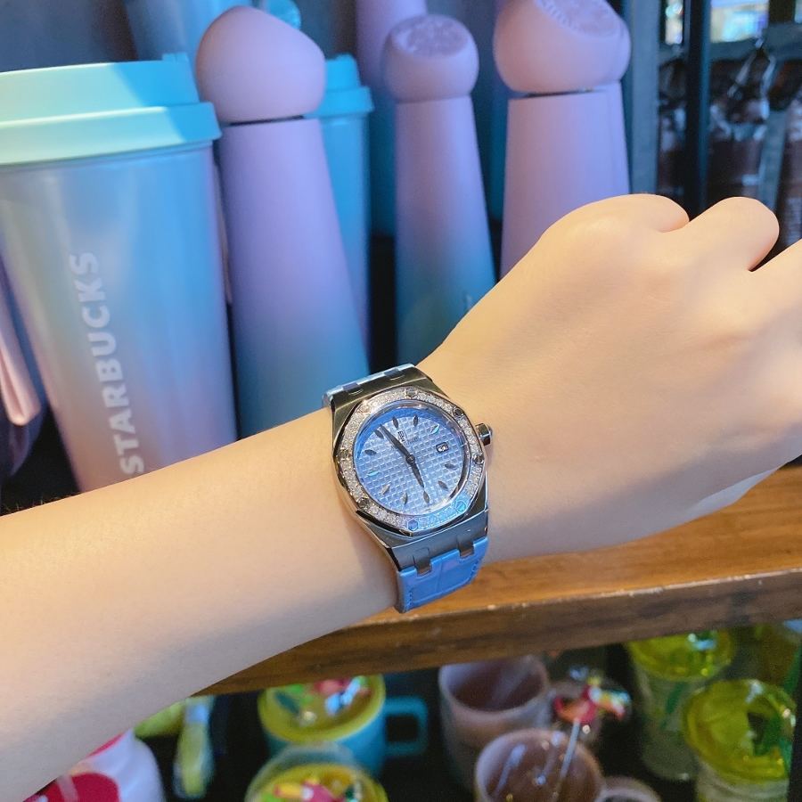 Audemars Piguet Royal Oak serisi model 67601 kuvars kol saati (mavi) - İlahınıza "Sevgililer Günü" hediyesi — 1. fotoğraf