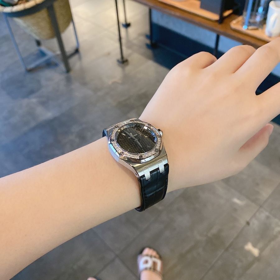 Audemars Piguet Royal Oak serisi model 67601 kuvars kol saati (siyah) - tanrıçaya "Sevgililer Günü" hediyesi — 1. fotoğraf