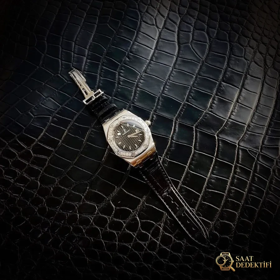Audemars Piguet Royal Oak serisi model 67601 kuvars kol saati (siyah) - tanrıçaya "Sevgililer Günü" hediyesi - görsel 11