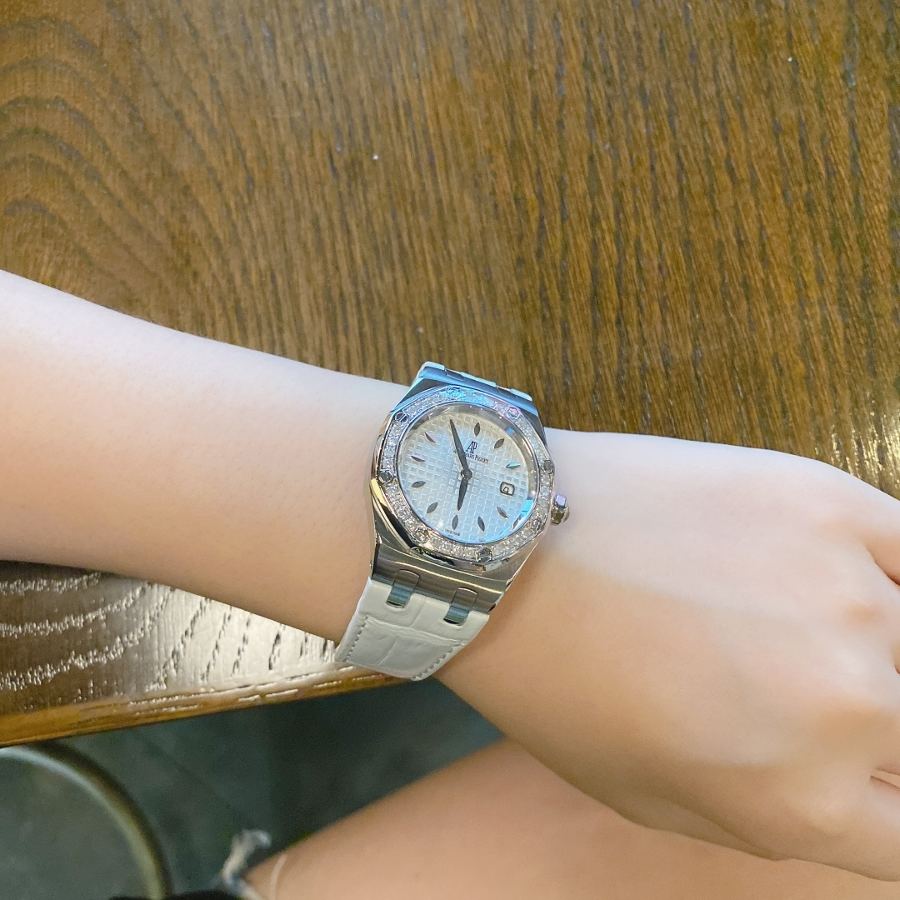 Audemars Piguet Royal Oak serisi model 67601 kuvars saat (beyaz) - tanrıçanıza "Sevgililer Günü" hediyesi — 1. fotoğraf