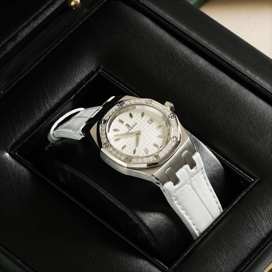 Audemars Piguet Royal Oak serisi model 67601 kuvars saat (beyaz) - tanrıçanıza "Sevgililer Günü" hediyesi — 3. fotoğraf