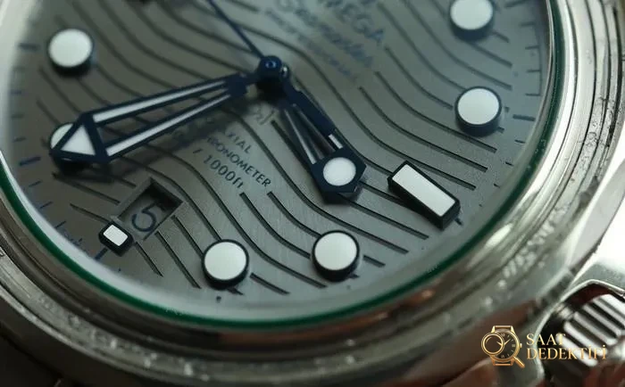 Ayrıntılı inceleme: VS Factory Omega Seamaster 300 replika 8800 mekanizması, çift T darbe emici ve orijinalden farkları - Arka Kapak ve Mekanizma Detayı