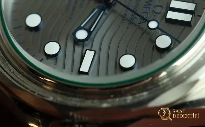 Ayrıntılı inceleme: VS Factory Omega Seamaster 300 replika 8800 mekanizması, çift T darbe emici ve orijinalden farkları - Makro Kadran ve İndeks İşçiliği