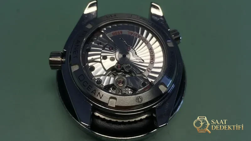 Bastan Sona Sokum vs Factory Uretimi Omega 8500 Entegre Mekanizmasinin ... - Ön Görünüm ve Kasa Tasarımı
