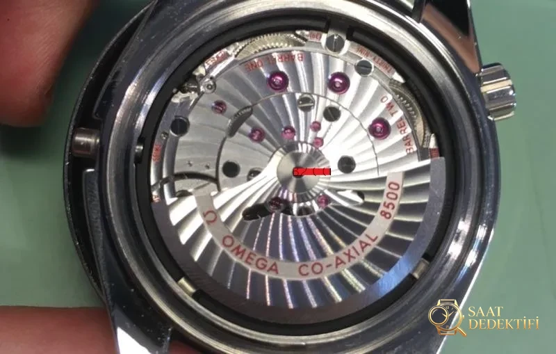 Baştan sona söküm: VS Factory üretimi Omega 8500 entegre mekanizmasının replika versiyonu nasıl? - Kasa Profili ve Kurma Kolu İncelemesi