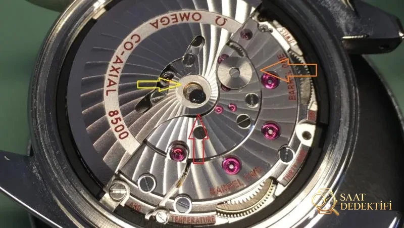 Baştan sona söküm: VS Factory üretimi Omega 8500 entegre mekanizmasının replika versiyonu nasıl? - Arka Kapak ve Mekanizma Detayı