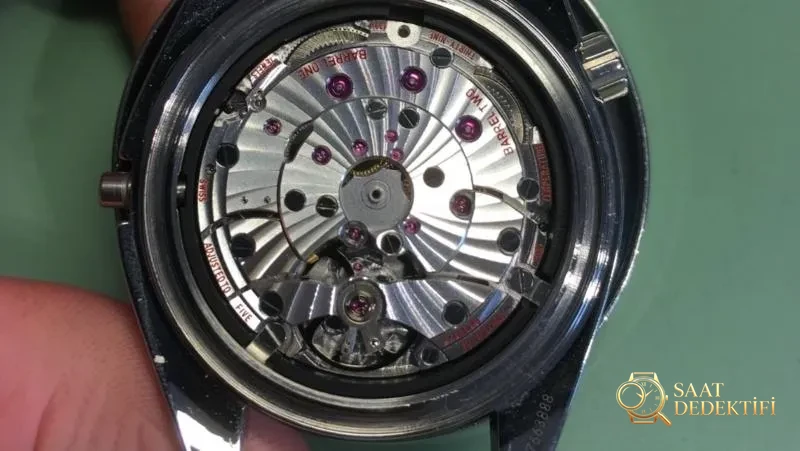 Baştan sona söküm: VS Factory üretimi Omega 8500 entegre mekanizmasının replika versiyonu nasıl? - Makro Kadran ve İndeks İşçiliği