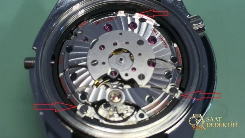 Baştan sona söküm: VS Factory üretimi Omega 8500 entegre mekanizmasının replika versiyonu nasıl? - Fosfor ve Super-LumiNova Gece Görünümü
