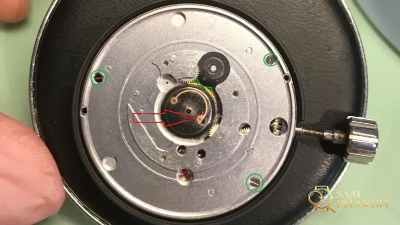 Baştan sona söküm: VS Factory üretimi Omega 8500 entegre mekanizmasının replika versiyonu nasıl? - Bilezik Bakla Ayrımı ve Pim Yapısı