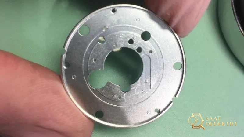 Baştan sona söküm: VS Factory üretimi Omega 8500 entegre mekanizmasının replika versiyonu nasıl? - Toka İçi Mikro Ayar Mekanizması