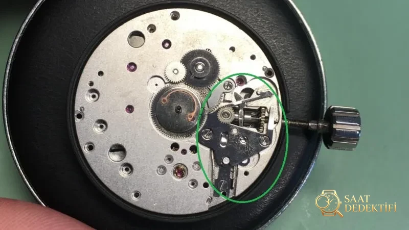 Baştan sona söküm: VS Factory üretimi Omega 8500 entegre mekanizmasının replika versiyonu nasıl? - Cam Yansıma Önleyici (AR) Kaplama