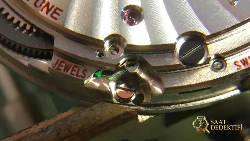 Baştan sona söküm: VS Factory üretimi Omega 8500 entegre mekanizmasının replika versiyonu nasıl? - Arka Kapak Gravür ve Seri Numarası