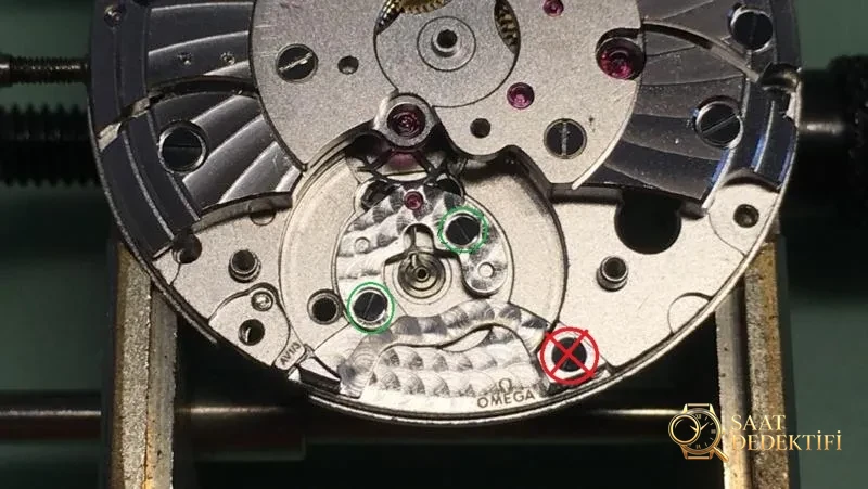 Baştan sona söküm: VS Factory üretimi Omega 8500 entegre mekanizmasının replika versiyonu nasıl? - Tepe Kilit Mekanizması ve Conta Yapısı