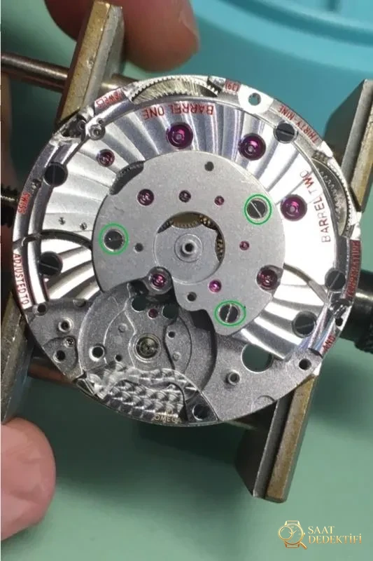 Baştan sona söküm: VS Factory üretimi Omega 8500 entegre mekanizmasının replika versiyonu nasıl? - Bezel İçi Rehaut Gravürü ve Hizalaması
