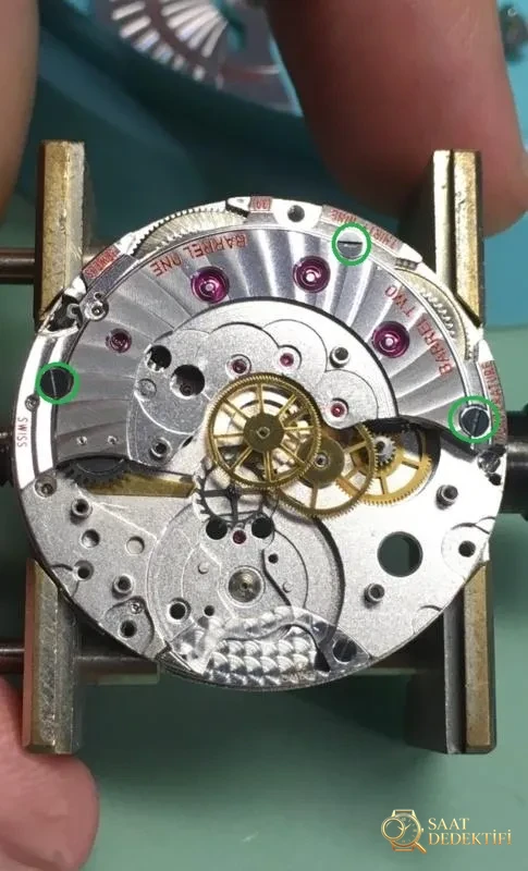 Baştan sona söküm: VS Factory üretimi Omega 8500 entegre mekanizmasının replika versiyonu nasıl? - Kadran Güneş Işını (Sunburst) Efekti