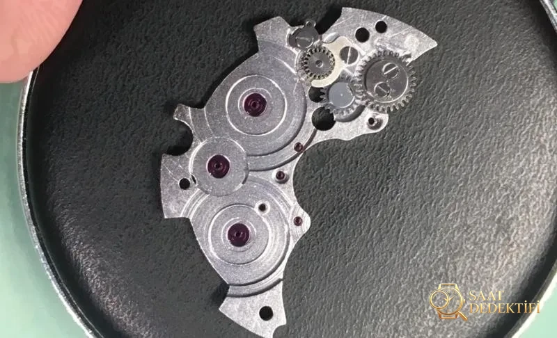 Baştan sona söküm: VS Factory üretimi Omega 8500 entegre mekanizmasının replika versiyonu nasıl? - Takimetre Skalası ve Baskı Keskinliği