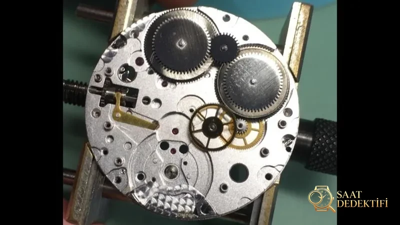 Baştan sona söküm: VS Factory üretimi Omega 8500 entegre mekanizmasının replika versiyonu nasıl? - Dalgıç Kilit Uzatması ve Toka Güvenliği