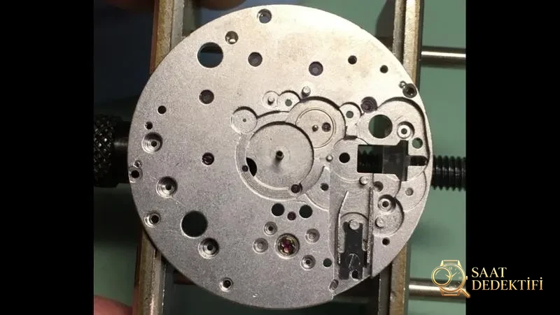 Baştan sona söküm: VS Factory üretimi Omega 8500 entegre mekanizmasının replika versiyonu nasıl? - Kordon Bakla Esnekliği ve Pim Yuvaları
