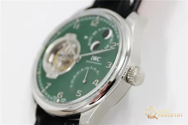 BBR Factory IWC Little Prince Pilot Constant-Force Tourbillon işçilik incelemesi - Arka Kapak ve Mekanizma Detayı