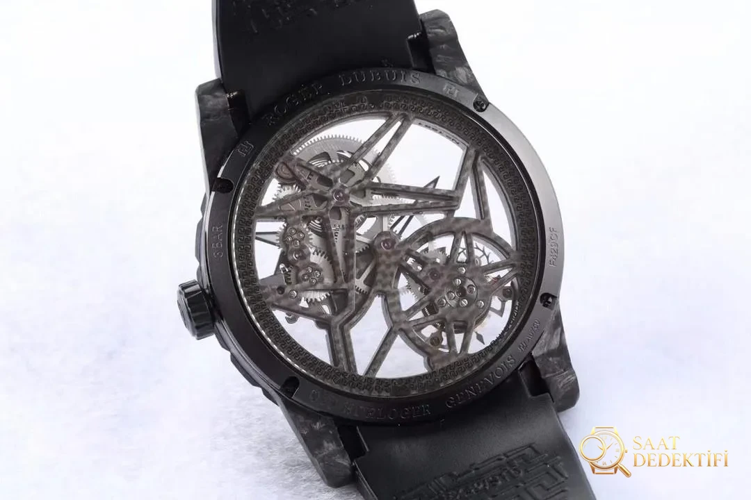 BBR Factory Karbon Fiber Roger Dubuis DBEX0577 Tourbillon Excalibur Serisi Kol Saati - Bilekte Duruş ve Kasa Orantısı