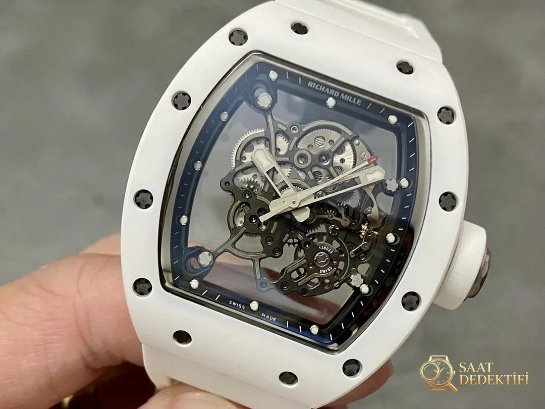 BBR Factory Richard Mille RM055 beyaz seramik V3 sürümünde mekanizma hangi noktalarda geliştirildi? - Kasa Profili ve Kurma Kolu İncelemesi