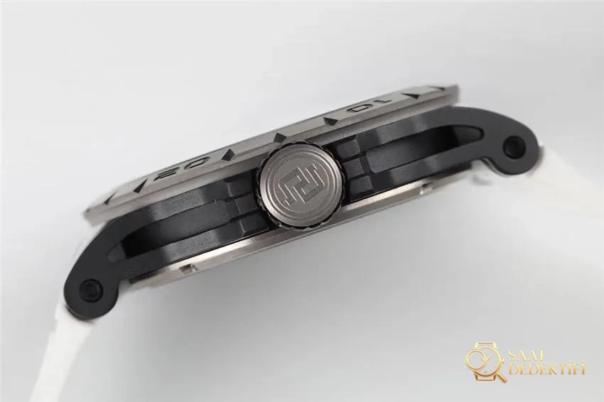 BBR Factory Roger Dubuis 0549 Titanyum Tourbillon 2020 Yeni Model Saat İncelemesi - Fosfor ve Super-LumiNova Gece Görünümü
