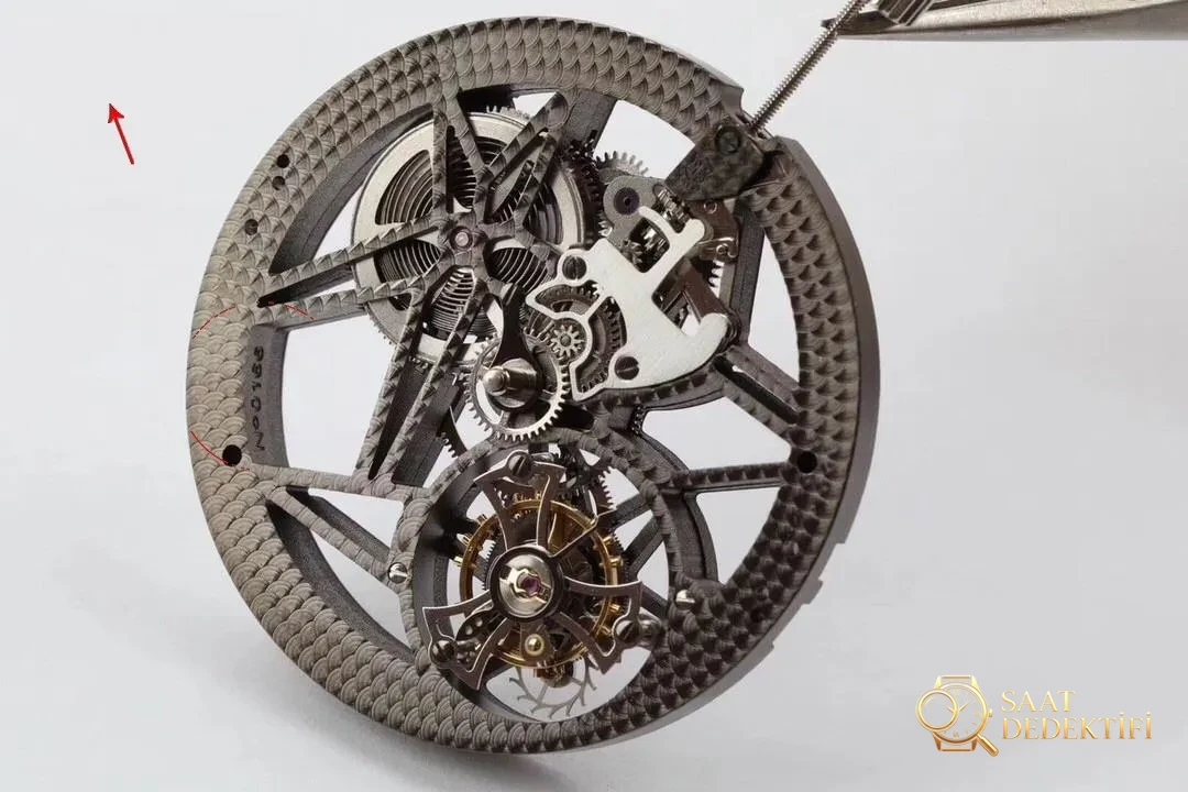 BBR Factory V3 versiyon Roger Dubuis Kral serisi RDDBEX0393 tourbillon replika saatinde neler yükseltildi? - Kasa Profili ve Kurma Kolu İncelemesi