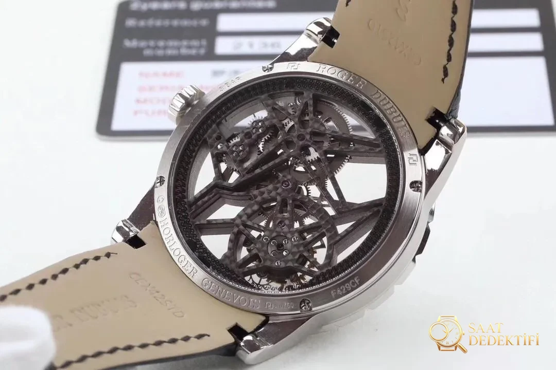 BBR Factory V3 versiyon Roger Dubuis Kral serisi RDDBEX0393 tourbillon replika saatinde neler yükseltildi? - Genel Açı ve Estetik Duruş