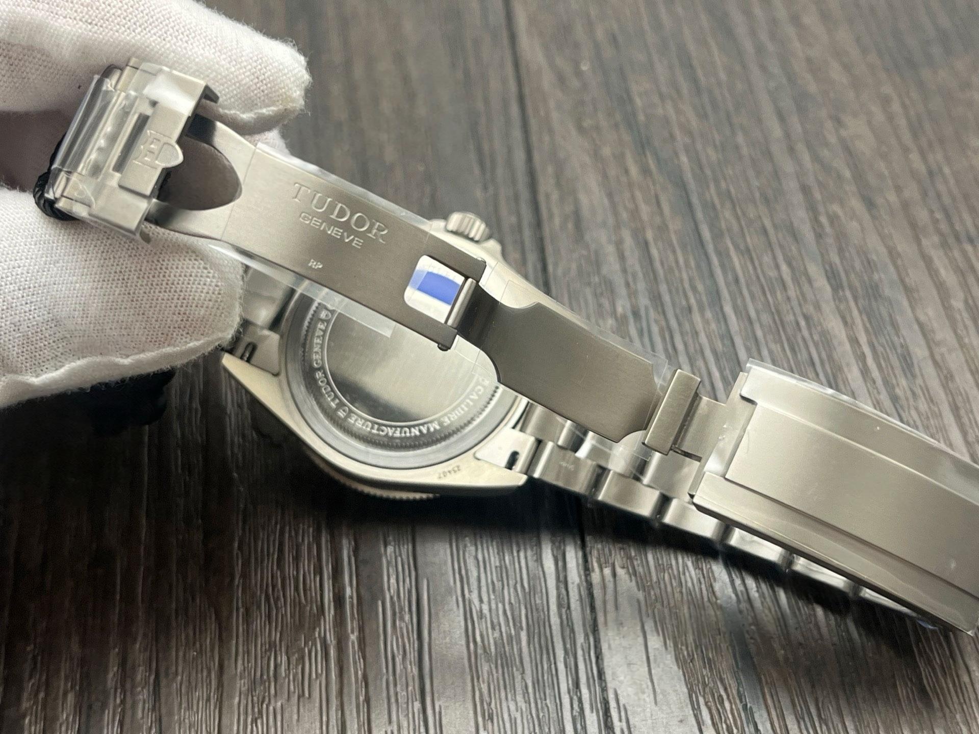 Bileğin yeni gözdesi! Tudor Pelagos 39, şehirli dalış saati efsanesini yeniden yorumluyor — 4. fotoğraf