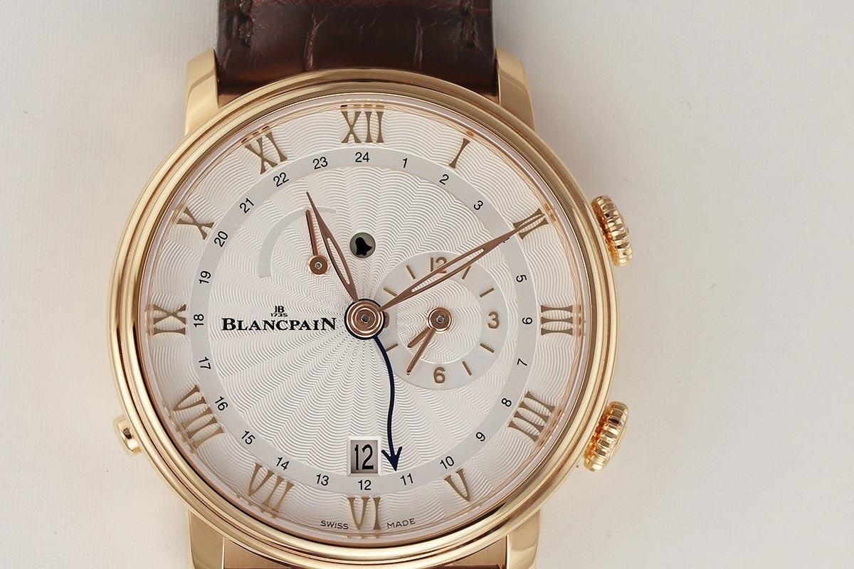 Blancpain Villeret Reveil GMT İncelemesi, kahverengi kayış üzerinde roze altın
