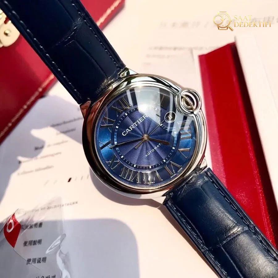 Cartier Ballon Bleu serisi 42 mm erkek mekanik saatinin incelemesi - Arka Kapak ve Mekanizma Detayı