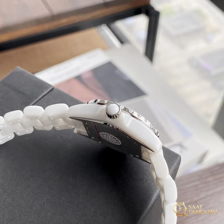 CHANEL J12 Elmas Taşlı Beyaz Kadın Kol Saati İncelemesi - Arka Kapak ve Mekanizma Detayı
