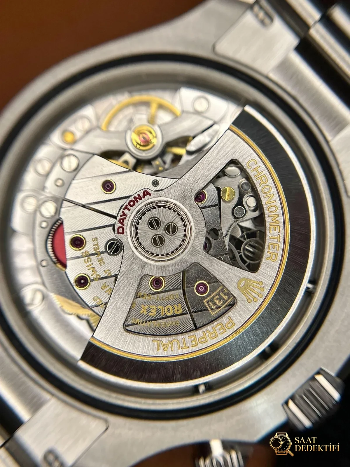 [Clean Factory 2025 Yılın Çalışması | Rolex Daytona 4131 mekanizma «Victoria Beckham modeli» gerçek-replika karşılaştırması nihai analizi] - Arka Kapak Gravür ve Seri Numarası