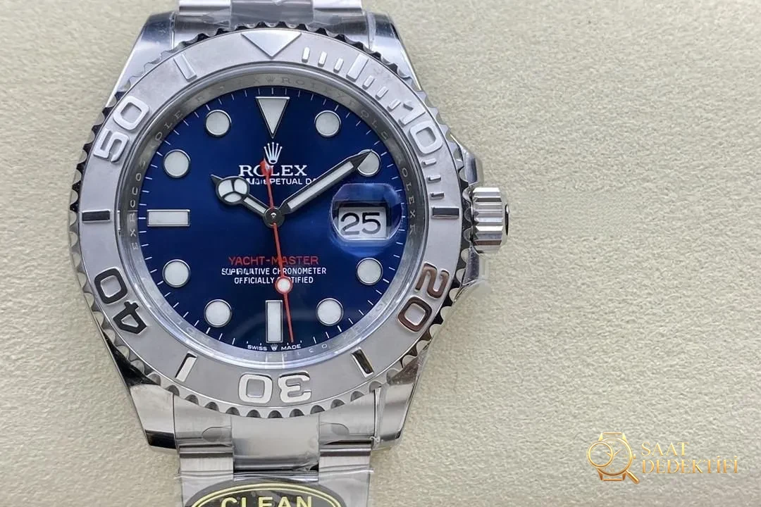 Mouvement Rolex Yacht-Master 3235 bleu propre : lequel a la meilleure finition entre AR et EW ? - Détail du cadran et finition de la lunette