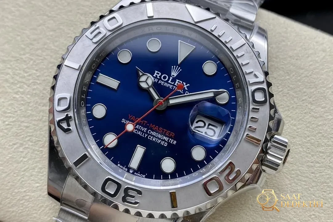 Mouvement Rolex Yacht-Master 3235 bleu propre : lequel a la meilleure finition entre AR et EW ? - Détail de la couverture arrière et du mécanisme
