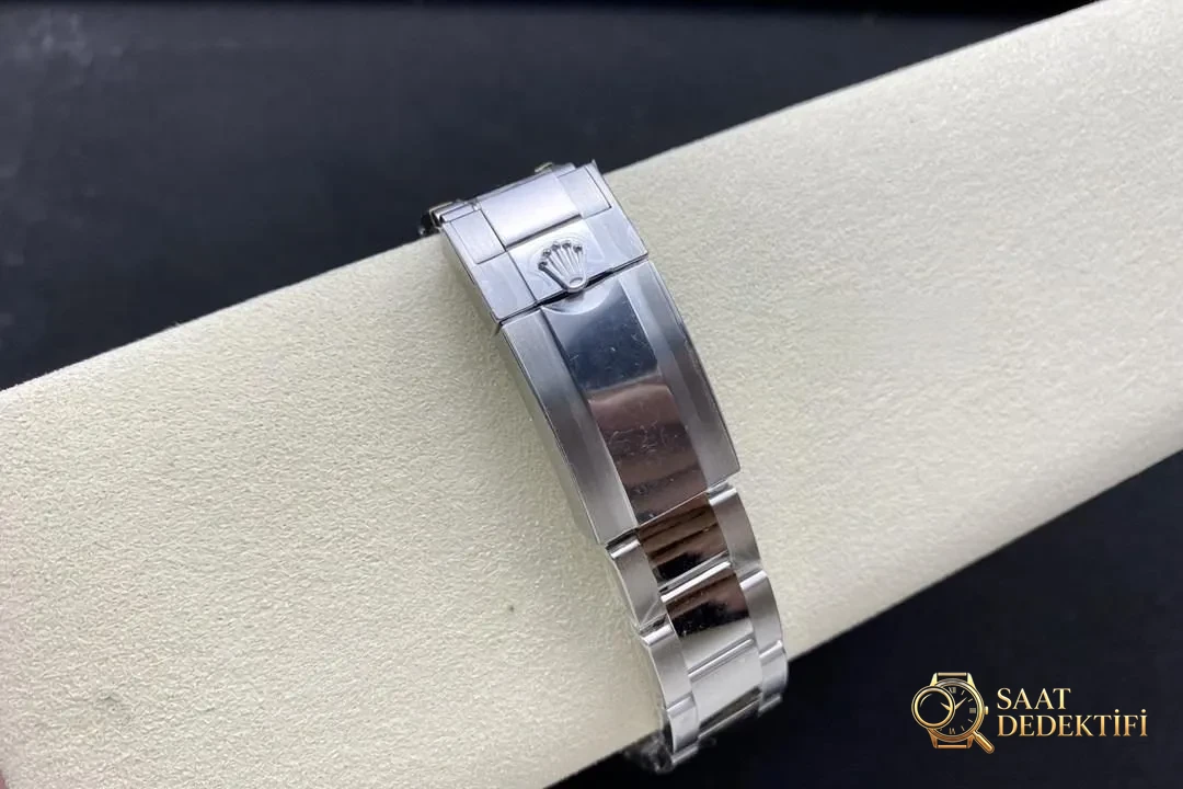 Mouvement Rolex Yacht-Master 3235 bleu propre : lequel a la meilleure finition entre AR et EW ? - Position du poignet et proportion du boîtier