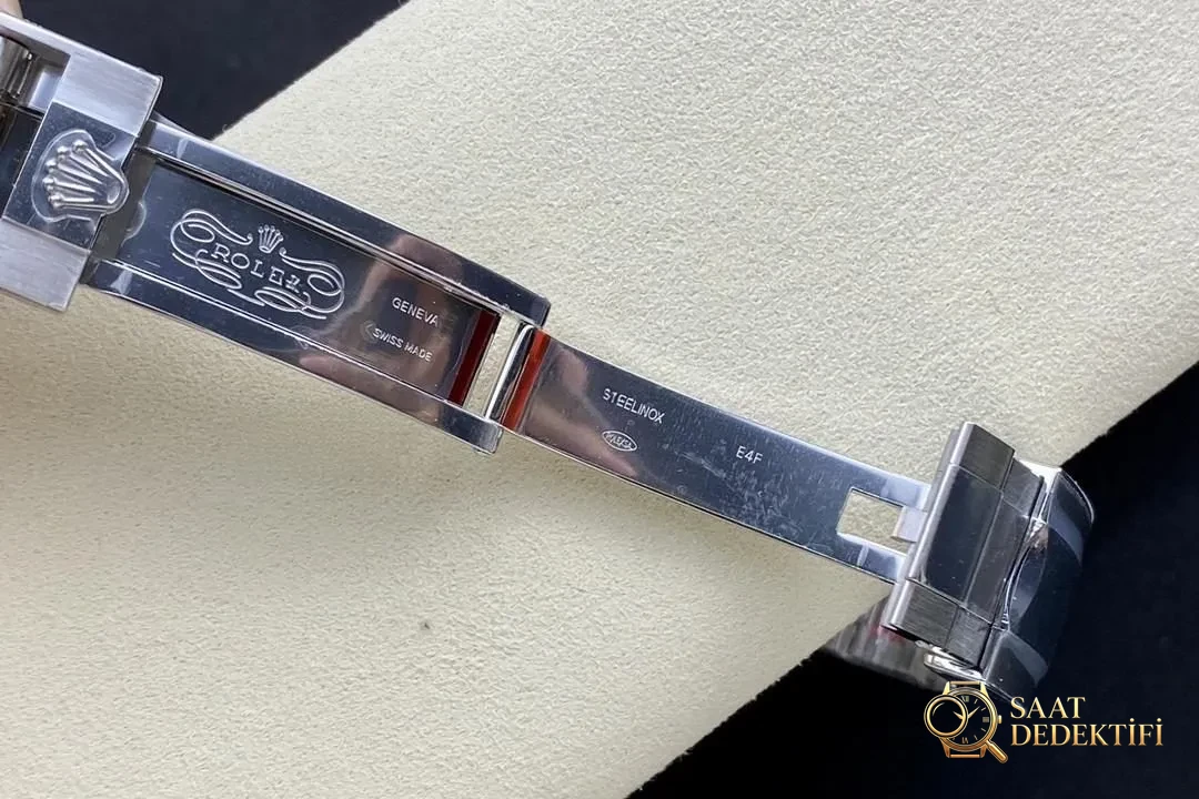 Mouvement Rolex Yacht-Master 3235 bleu propre : lequel a la meilleure finition entre AR et EW ? - Vue nocturne phosphore et Super-LumiNova