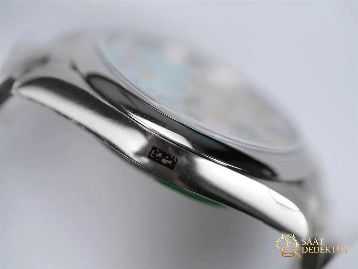 Clean Rolex Oyster Perpetual balon kadran 124300-0008 işçiliği nasıl? - Arka Kapak ve Mekanizma Detayı