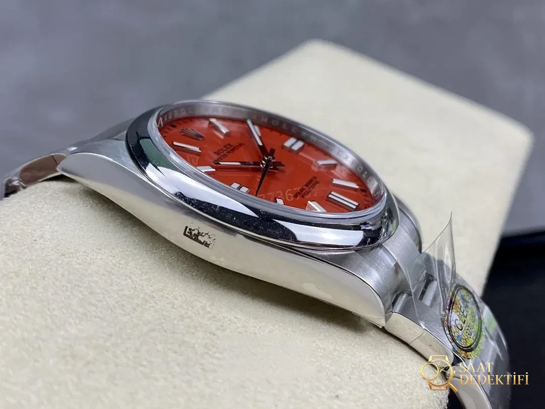 Clean Rolex Oyster Perpetual m124300-0007 kırmızı kadran ne kadar başarılı? - Makro Kadran ve İndeks İşçiliği