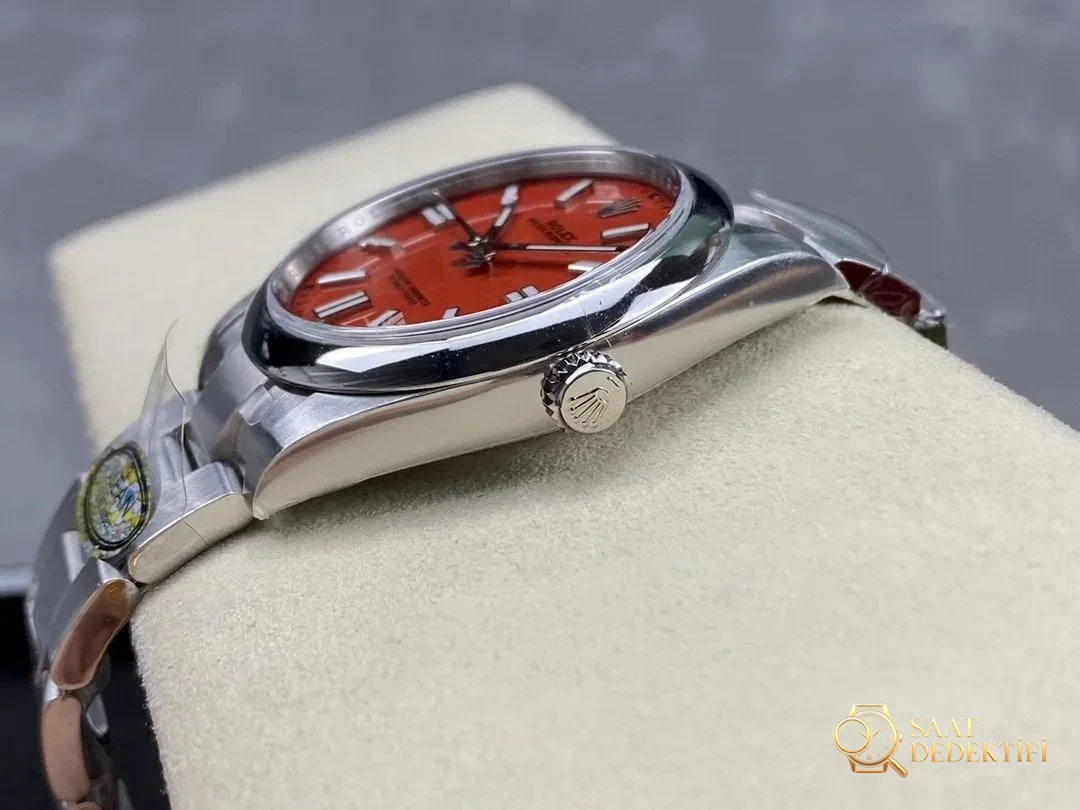 Clean Rolex Oyster Perpetual m124300-0007 kırmızı kadran ne kadar başarılı? - Klips Kilidi ve Lazer Damgalar