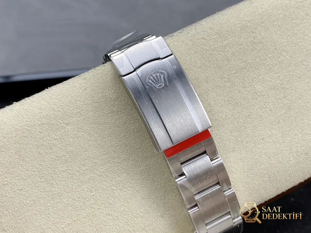 Clean Rolex Oyster Perpetual m124300-0007 kırmızı kadran ne kadar başarılı? - Fosfor ve Super-LumiNova Gece Görünümü