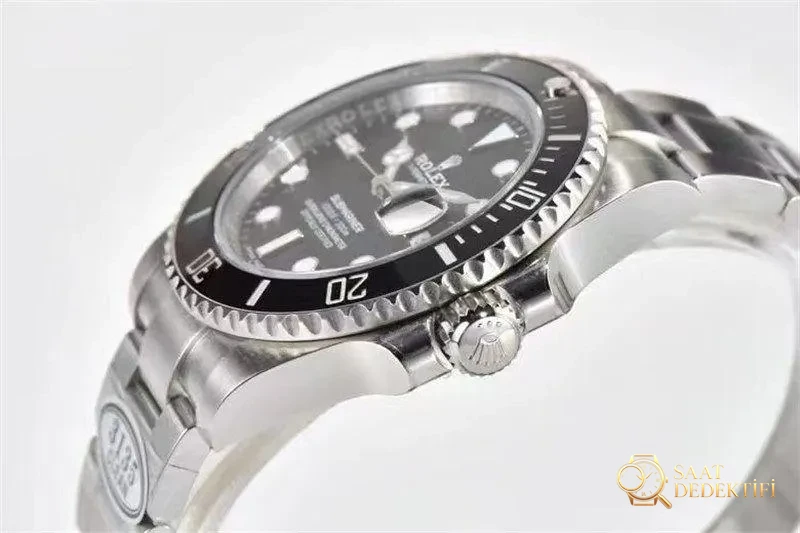 Clean Rolex Siyah Su Hayaleti Saatin İşçilik Detayları İncelemesi - Arka Kapak ve Mekanizma Detayı