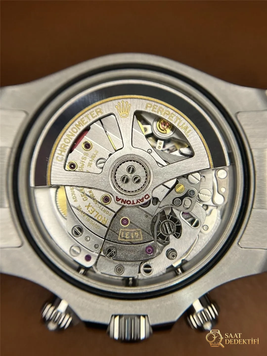 Clean Rolex yeni panda Daytona, eski modele göre hangi değişiklikleri getiriyor? - Arka Kapak ve Mekanizma Detayı